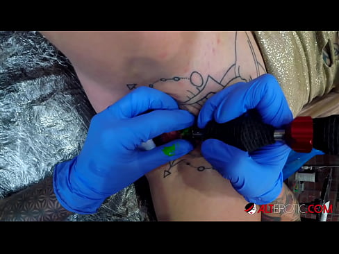 ❤️ Sully Savage, hottie estremamente tatuata, hà fattu un tatuatu nantu à u clitoris Video cazzo à noi % co.slowheat.top%